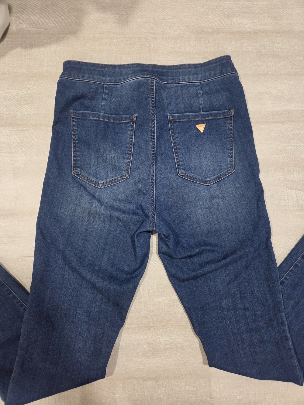 Guess Women’s Skinny Jeans in Medium Blue Denim - Picture 3 of 3
